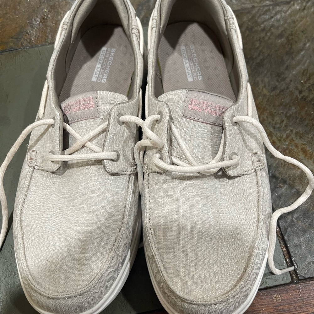 Women’s Skechers size 8.